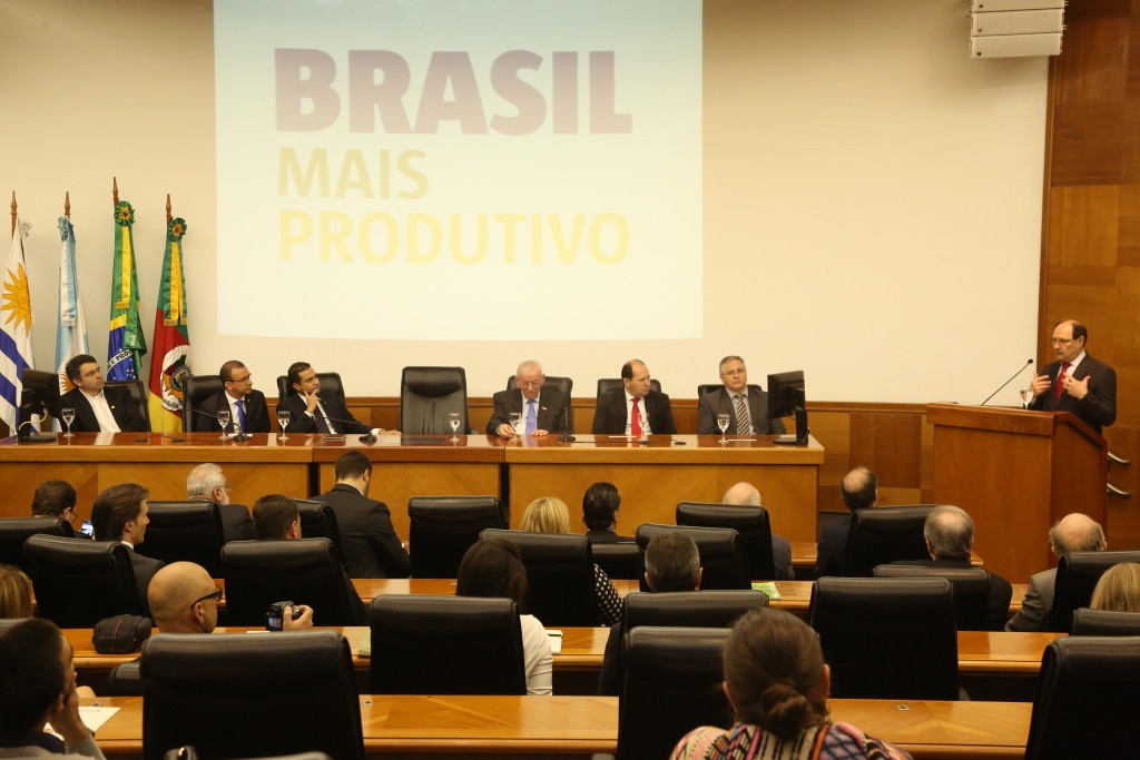 Governador José Ivo Sartori fala discursa aos presentes
